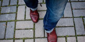 6 Einsteigertipps fürs Bibellesen: In kleinen Schritten kann es gelingen Ein Blick von oben auf die Beine eines Mannes in Lederschuhen, der über Pflastersteine läuft.