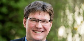Evangelische Allianz: Christen in Deutschland nicht benachteiligt Uwe Heimowski, Beauftragter der Deutschten Evangelischen Allianz beim Bundestag, steht im Grünen.