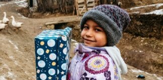 Fast 390.000 Kinder freuen sich über Schuhkartongeschenke Das Coverchild 2021 aus Rumänien der Aktion "Weihnachten im Schuhkarton".