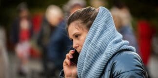 Ukraine-Hilfe: „Werden wir sie wiedersehen?“ Eine geflüchtete Ukrainerin telefoniert mit ihrem Smartphone.