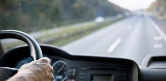 Blick aus dem Fahrerhaus eines LKW