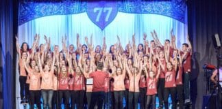 Adonia: 30.000 Zuschauer besuchen Ostertour Ein Chor singt mit zum Himmel gestreckten Händen auf einer Bühne.