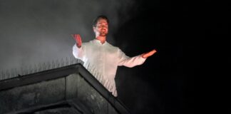 Drei Millionen Menschen schauen „Die Passion“ auf RTL Alexander Klaws alias Jesus singt nach seiner Auferstehung auf der "Lichtburg", einem historischen Kino am Essener Burgplatz.