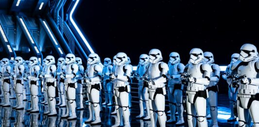 Klonkrieger aus Star Wars stehen in einer Reihe.