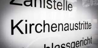 Erstmals über die Hälfte der Deutschen weder katholisch noch evangelisch Auf einem weißen Schild steht "Kirchenaustritte".