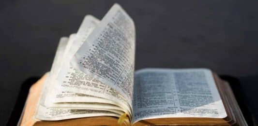 Seiten einer Bibel werden umgeblättert.
