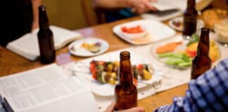 Mit Bibel und Bier im Auftrag des Herrn Bier und Bibel auf einem Tisch
