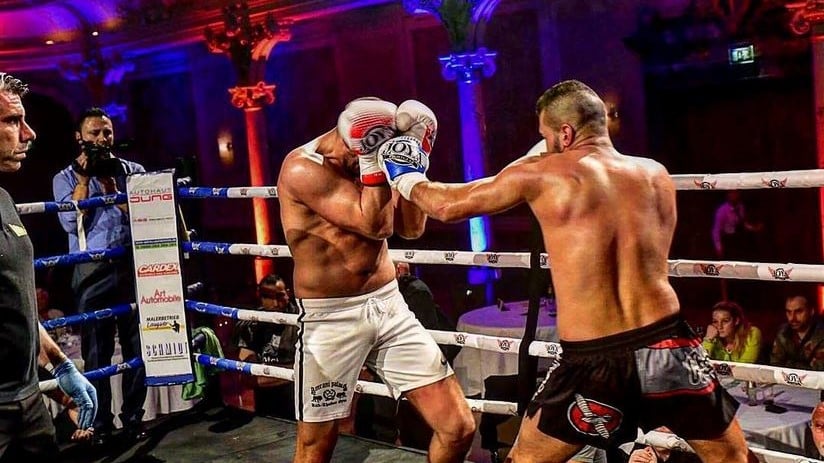 Ertan Bicakci kämpft im Boxring mit einem Gegner.