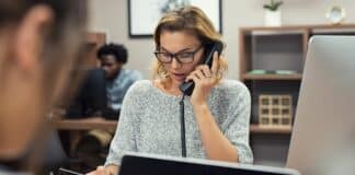 Stress mit Kollegin: „Aus meiner Verunsicherung wurde Stärke“ Eine Frau telefoniert in einem Büro.