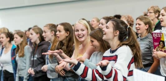 Jugendliche singen in einem Chor.