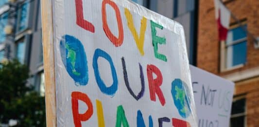 Auf einem Schild bei einer Demonstration steht "Love Our Planet".