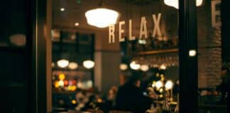 Das haben Sabbat und Sündenerlösung gemeinsam Auf der Fensterscheibe eines Restaurants steht "Relax".