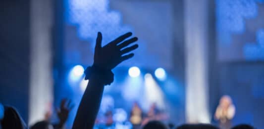 Erhobene Hand beim Worship