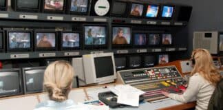20 Jahre Bibel TV: Von der Hotelzimmerbibel zum Fernsehsender Bibel TV 20-jähriges Jubiläum Regieraum