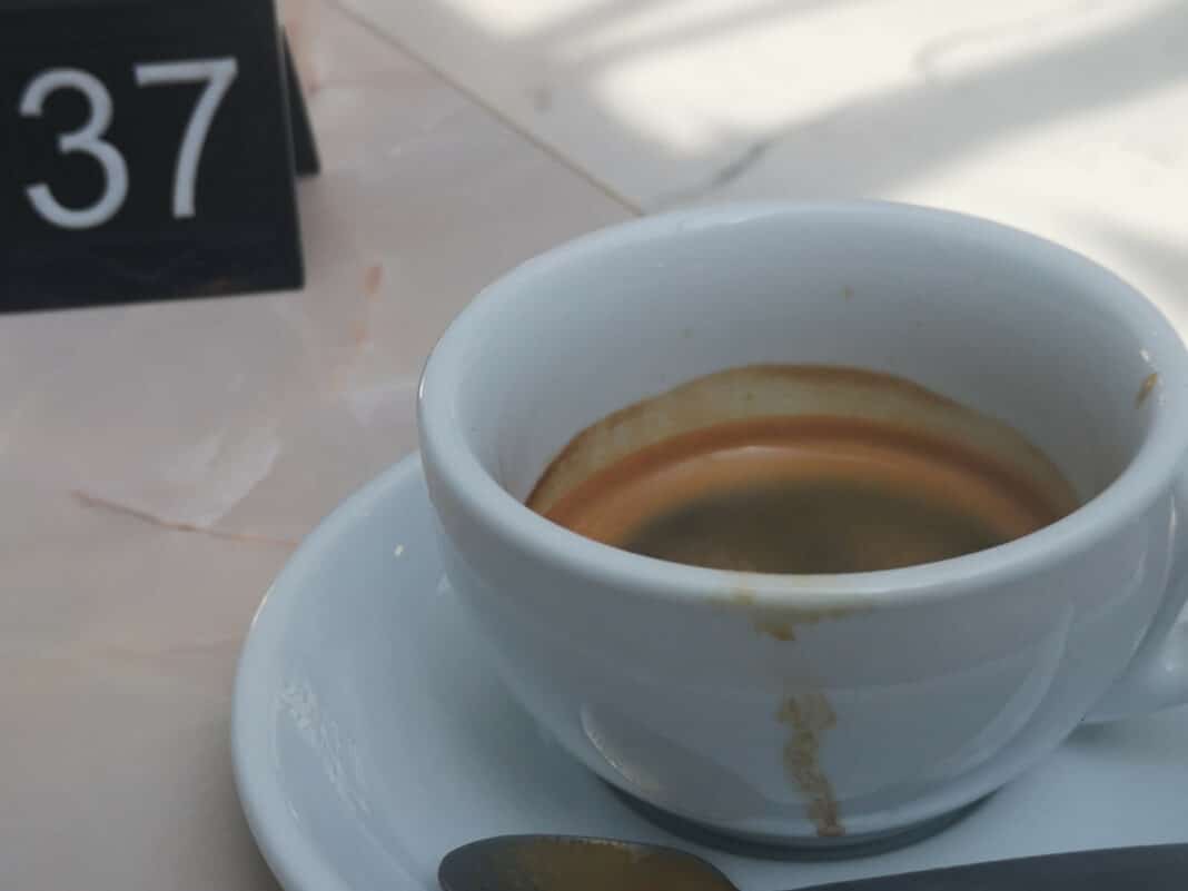 Kaffeetasse auf einem Tisch im Cafe
