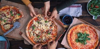 Pizza und Abendmahl Pizza auf einem Tisch