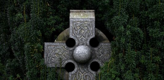 Keltisches Kreuz Hecke Irland Kelten