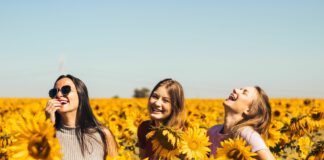 Gemeinde nach Corona: Menschen zurückholen – aber wie? Freundschaft Gemeinschaft Frauen Blumen Lachen Freude