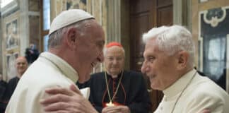 „Sehr krank“: Papst ruft zum Gebet für Benedikt XVI. auf Papst Franziskus und Papst Benedikt