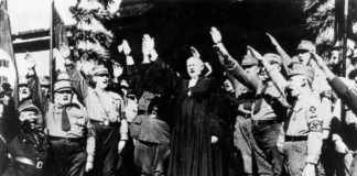 Historikerin: Pastoren sahen 1933 in Hitler den Retter der Kirche Landesbischof Ludwig Mülle zeigt Hitlergruß 1933