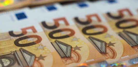 Mehrere 50-Euro-Scheine liegen nebeneinander.