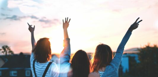 Jugendliche Mädchen Freunde Sonne Freude