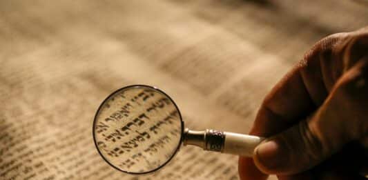 Schriftrolle Lupe Bibel Altes Testament Hebräisch