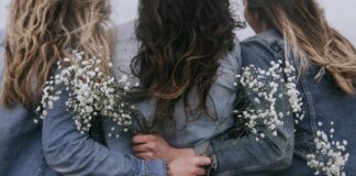 FeG-Frauentag: Sehnsucht nach Zugehörigkeit Frauen Freundschaft Blumen Spiritualität