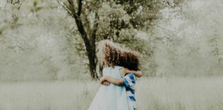 Es kennt der Herr die Seinen Gemeinschaft Kinder Freunde Umarmung Natur