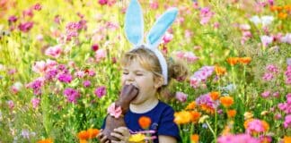 Osterbräuche: Woher sie stammen, was sie bedeuten Ostern Kind Mädchen Schokolade Blumen