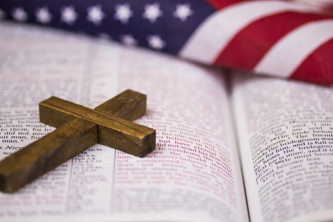 Bibel USA-Flagge Holzkreuz