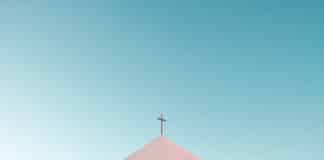 Kirche nach 2030 – eine große „Blackbox“ Kirchturm mit Kreuz