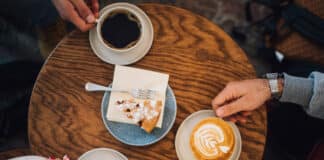 Vom Wert des Predigtnachgesprächs Kaffeetrinken am Tisch