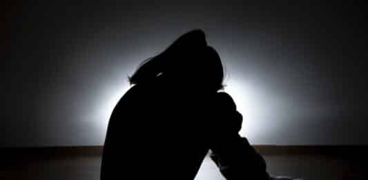 Mädchen ist verzweifelt VBerzweiflung Angst