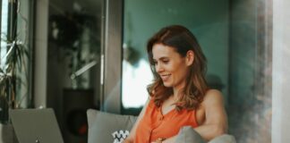 Onlinekurs soll Lücke zwischen Denken und Glauben schließen Frau Laptop Sofa