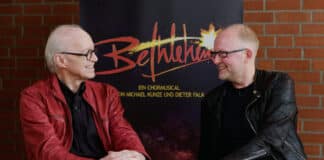 Chormusical Bethlehem: „Ein Schrei nach Frieden“ Michael Kunze (links) und Dieter Falk vor einem Plakat des Betlehem-Musicals Creative Kirche