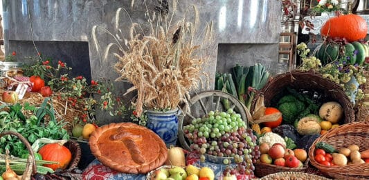 Geschmückter Altar beim Erntedankfest