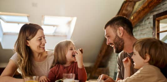 Familie beim Essen am Tisch