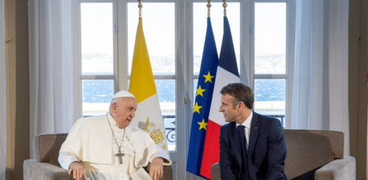 Papst Franziskus und der französische Präsident Macron beim Mittelmeer-Treffen in Marseille.