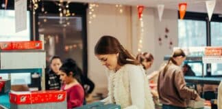 Tausende packen Schuhkartons mit Geschenken für Kinder in Not Weihnachtswerkstatt für Weihnachten im Schuhkarton