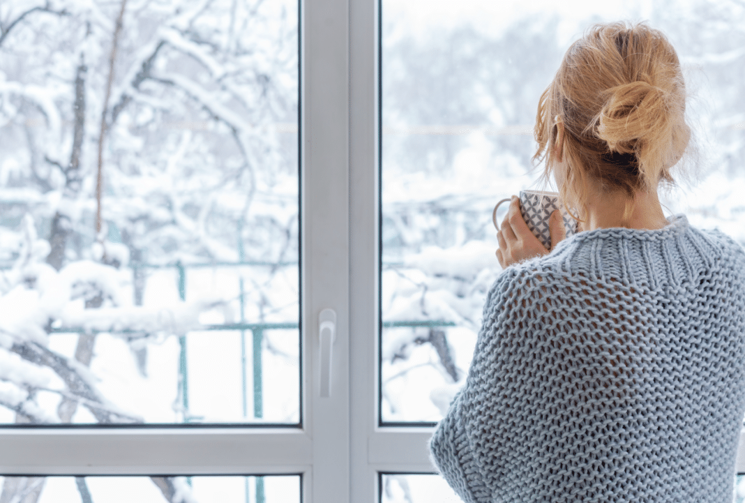 Frau vor Fenster - Winter