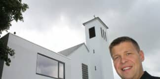 Wie eine Kirchengemeinde in Fulda gegen den Trend gewachsen ist Pfarrer Stefan Bürger vor der Kreuzkirche in Fulda