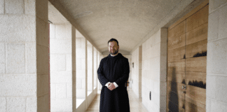 Jerusalemer Abt: Christen haben keine Vermittlerrolle in Israel Pater Nikodemus Schnabel steht am 12.02.2017 in Tabgha (Israel) vor einer Tür zum Atrium der Brotvermehrungskirche nach einem Brandanschlag