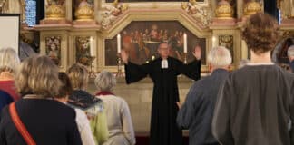 GGE: Neuaufstellung bei Charismatikern in der evangelischen Kirche Pfarrer Swen Schönheit segnet