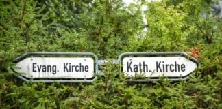 Marburg: Erstes Ökumenisches Gemeindezentrum Deutschlands wird 50 Jahre alt Straßenschilder weisen den Weg zu evangelischer und katholischer Kirche