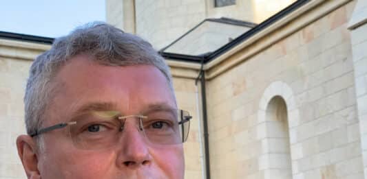 Joachim Lenz vor der Erlöserkirche in Jerusalem.