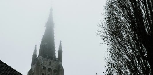 Kirchturm im Nebel