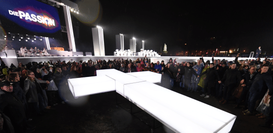 Ein leuchtendes Kreuz wird bei der RTL-Oster-Produktion «Die Passion» auf den Friedrichsplatz getragen.