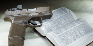 Die Bibel, die nach dem Mord zum Täter sprach Waffe und Bibel