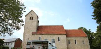 „Church4night“: Camping-Urlaub auf dem Kirchplatz Wohnmobil (Camper) vor der Kirche der Markus-Gemeinde am Elm in Evessen